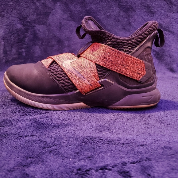 Nike LeBron Soldier 12 black base with red strap - Picture 7 of 10